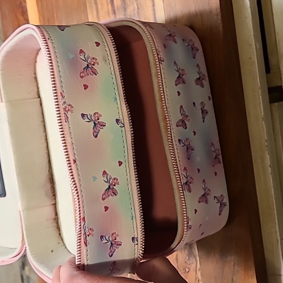 Make up carry all. 2 separate storage with zippers - Picture 5 of 5